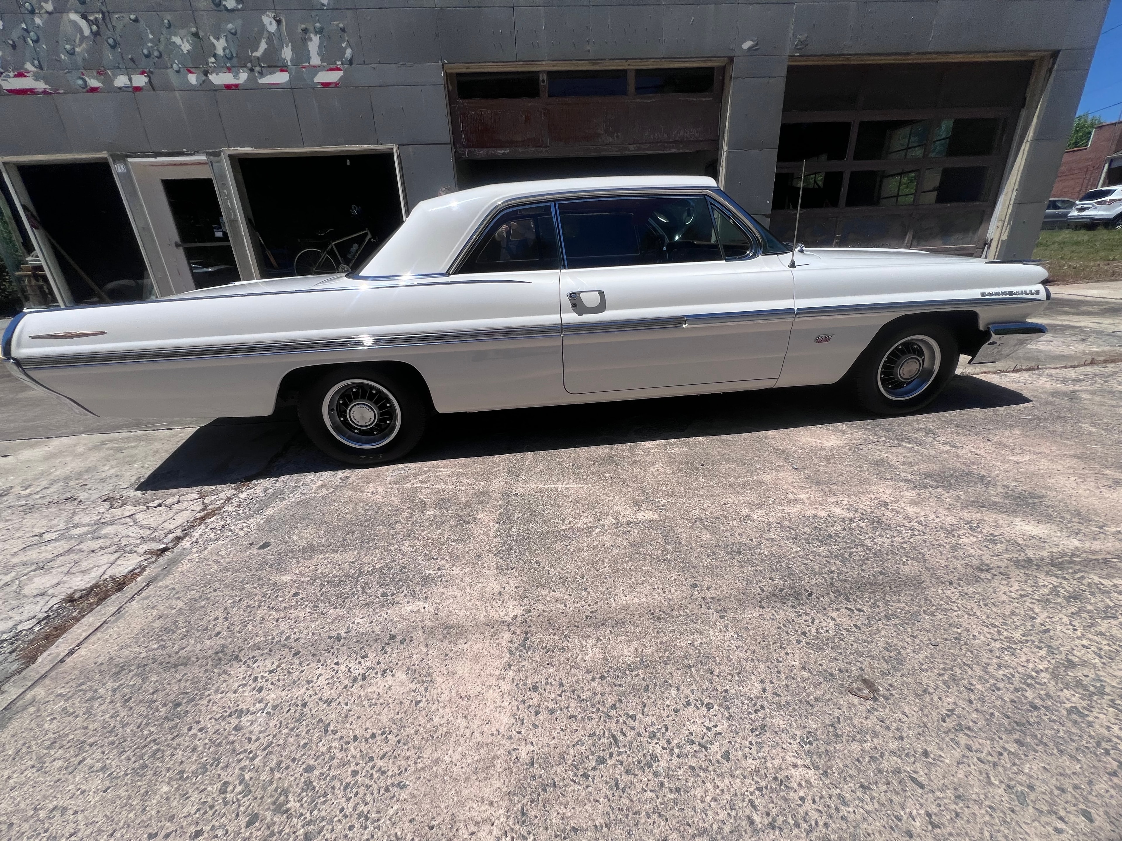 White 1962 Pontiac Bonneville classic